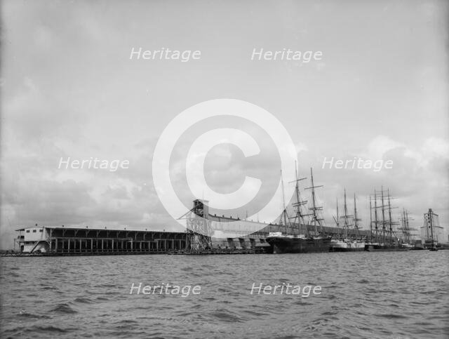 Commandancia and Tarragona Street wharves, Pensacola, Fla., between 1900 and 1905. Creator: Unknown.