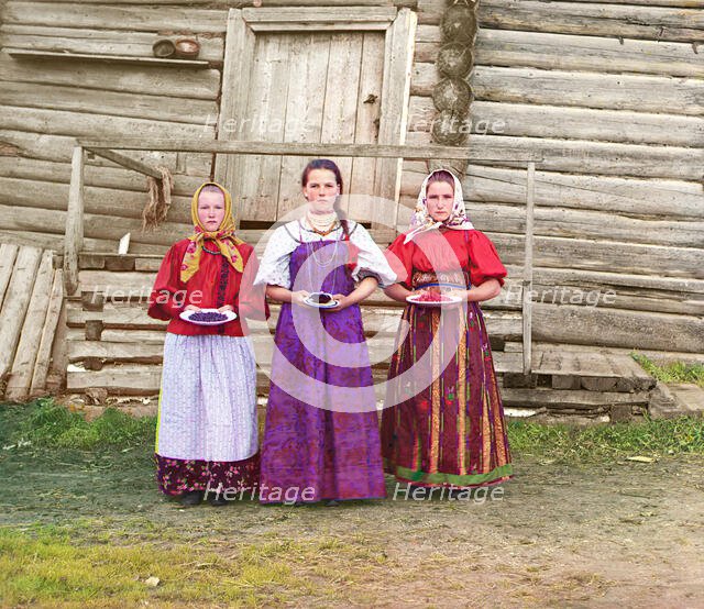 Peasant girls [Russian Empire], 1909. Creator: Sergey Mikhaylovich Prokudin-Gorsky.