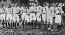 'Un match militaire de football a Paris; L'equipe sportive du 20e corps, au velodrome du... 1916. Creator: Unknown.
