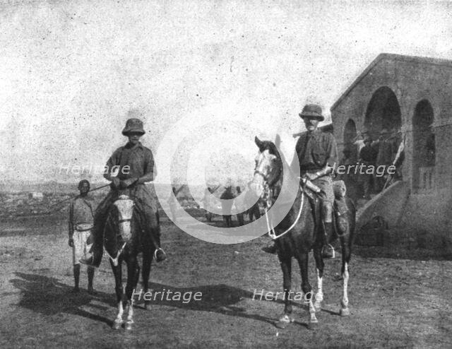 'le brigadier-general anglais Cunliffe (a droite) et son chef d'etat-major, le major Wright', 1916. Creator: Unknown.