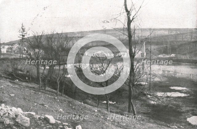 ''La Deuxieme Phase de la Bataille; L'etang et les ruines du village de Vaux', 1916 (1924) Creator: Unknown.