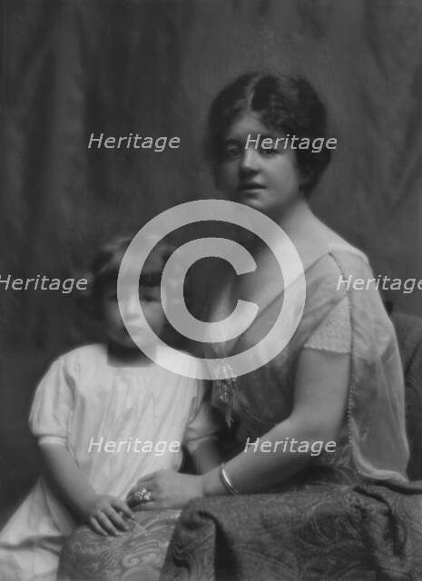 Goddard, Mrs., and children, portrait photograph, between 1912 and 1915. Creator: Arnold Genthe.