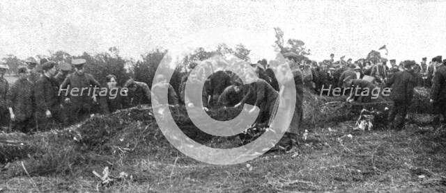 'La victoire de l'avion;Les depouilles du vaincu: des soldats roulent comme un immense tapis, l'amas Creator: Unknown.