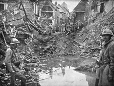 'En territoire libere; La rue principale de Roye coupee par l'explosion d'une mine allemande, avant  Creator: Unknown.