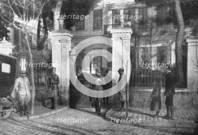 'Lincident des consuls ennemis de Salonique; Le general Sarrail, commandant en chef..., 1916. Creator: Unknown.