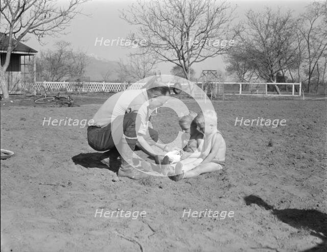 El Monte federal subsistence homesteads, California, 1936. Creator: Dorothea Lange.