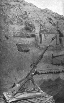 'Notre offensive d'Artois; un fusil lance-grenades, tout charge, abandonne par les allemands', 1915 Creator: Unknown.