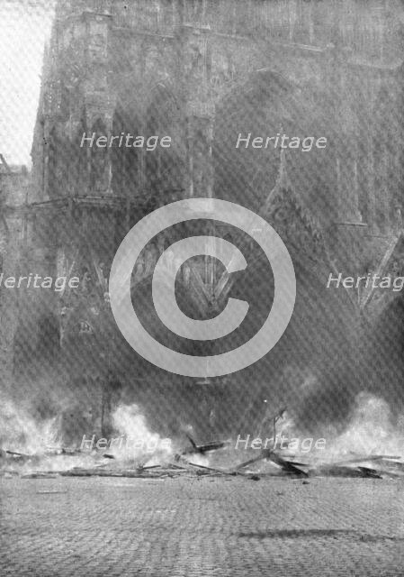 ''Le Cathedrale de Reims en flammes; La chute de l'echafaudage embrase de la tour Nord-Ouest', 1914. Creator: T Holden Waterhouse.