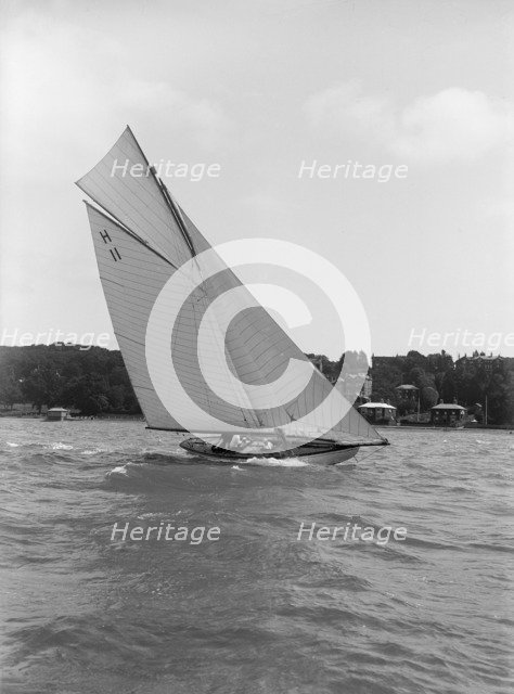 'Ventana' (H11) an early 8 Metre class yacht sails close-hauled, 1914. Creator: Kirk & Sons of Cowes.