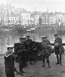'La cooperation Britannique; Le general French et son etat-major arrivent a Boulogne', 1914. Creator: Unknown.
