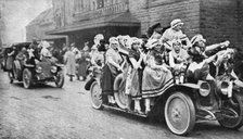 'Les fetes du 8 decembre 1918 a Metz; La prise d'assaut des automobiles du cortege', 1918. Creator: Unknown.