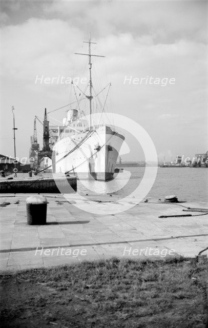 P&O passenger liner, Tilbury Docks, Essex, c1945-c1965. Artist: SW Rawlings