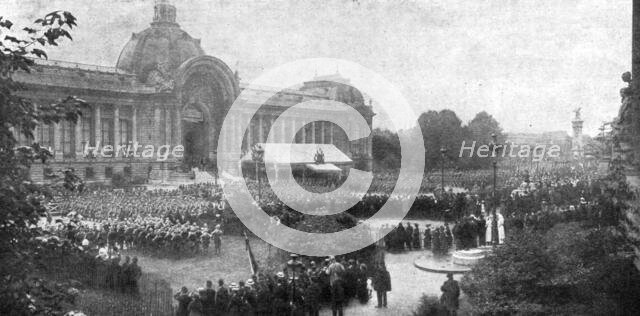 'Le 14 juillet 1916 a Paris; defile des troupes, dans l'avenue Nicolas II, devant la tribune...,1916 Creator: Unknown.