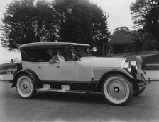 1924 Peerless 5.4 litre V8 tourer Artist: Unknown.