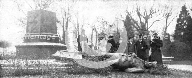 'A Metz; Le prince Frederic-Charles, gisant sur le sol de l'Esplanade', 1918. Creator: Unknown.