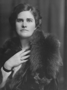 Pittsbury, Charles S., Mrs., portrait photograph, 1915 Oct. 22. Creator: Arnold Genthe.