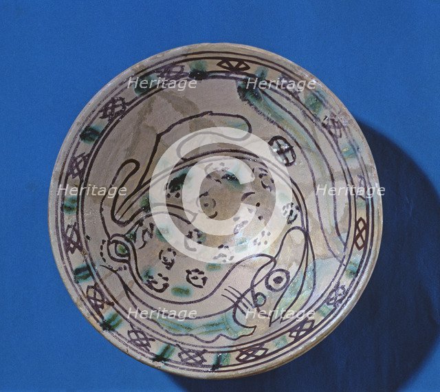 Plate with zoomorphic decoration in green and black, Manresa pottery.