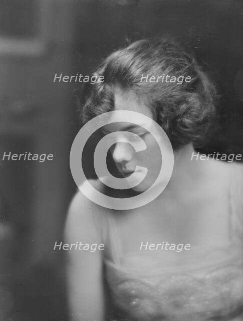 Miss Hoyt, portrait photograph, 1918 June 11. Creator: Arnold Genthe.