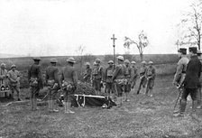 'Les Americains en Ligne; Les prieres funebres dites par un pretre-soldat francais devant ..., 1917. Creator: Unknown.