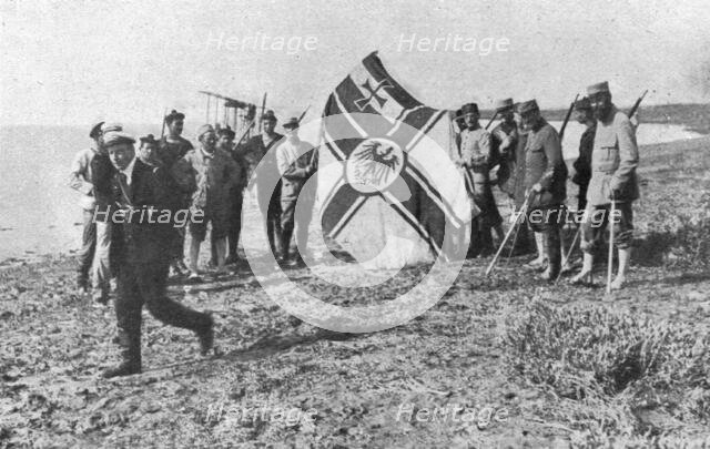 'Trois Zeppelins detruits en trois jours. Le "LZ85"; Le pavillon du zeppelin LZ85..., 1916. Creator: Unknown.