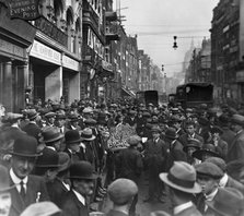 Crowd outside the Newspaper House, Fleet St looking east, City of London, before 1933.  Artist: George Davison Reid
