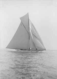 The 19-metre class 'Mariquita' sailing downwind, 1913.  Creator: Kirk & Sons of Cowes.