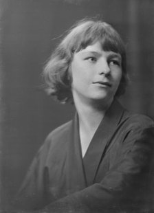Miss Phyllis Duganne, portrait photograph, 1918 Aug. 20. Creator: Arnold Genthe.