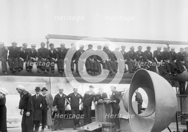 Jackies on 14" gun -- NEW YORK, between c1910 and c1915. Creator: Bain News Service.