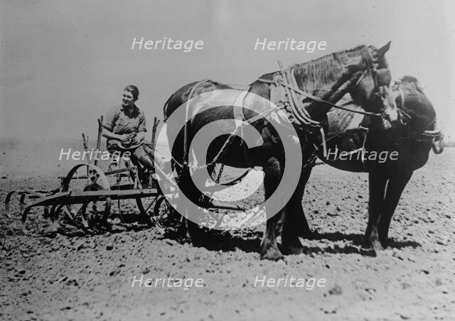 Woman's Land Army of Calif., between c1915 and c1920. Creator: Bain News Service.