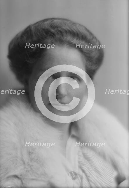 Pauli-Von Schmidt, Elizabeth, Miss, portrait photograph, 1914 Nov. 11. Creator: Arnold Genthe.