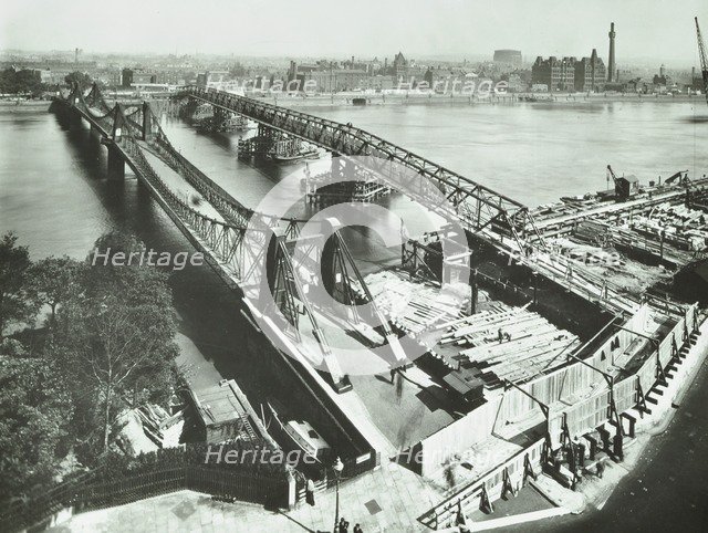 Old Lambeth Bridge with temporary footbridge alongside, London, before 1932. Artist: Unknown.