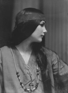 Trafford, Malinda, Miss, portrait photograph, 1915 Apr. 5. Creator: Arnold Genthe.
