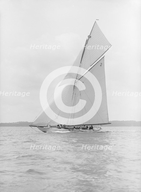 The 40-rater cutter 'Carina' sailing close-hauled, 1913. Creator: Kirk & Sons of Cowes.