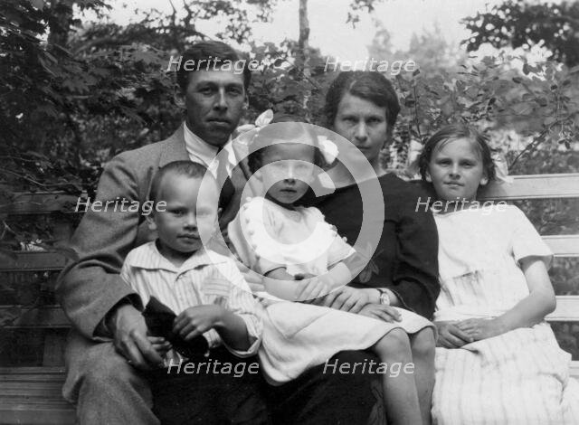 Briner Julius with his aunt Vera Dmitrievna Briner, uncle Felix Yulievich Briner, with his..., 1924. Creator: Unknown.