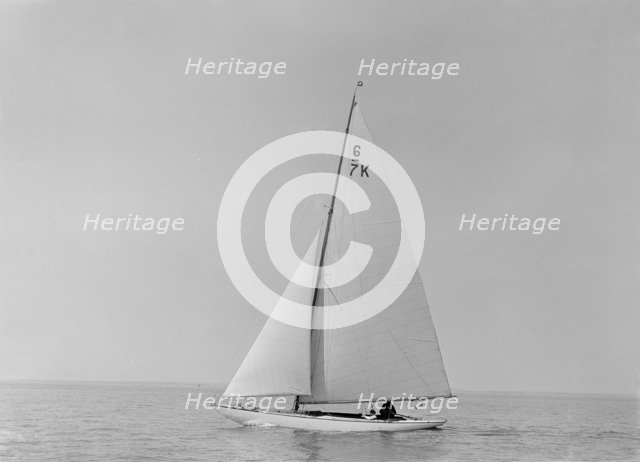 The 6 Metre 'Cni' sailing close-hauled, 1921.  Creator: Kirk & Sons of Cowes.
