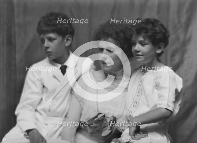 Kennerley, Mitchell, Mrs., and boys, portrait photograph, 1912 or 1913. Creator: Arnold Genthe.
