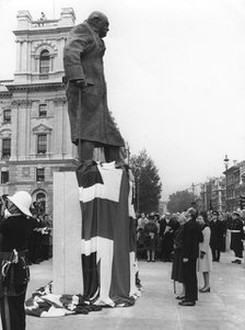 A statue of Sir Winston Churchill being unveiled by Lady Spencer in Parliament Square, 1973. Artist: Unknown