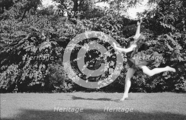 Desha dancing in Port Washington, 1921 Aug. 21. Creator: Arnold Genthe.