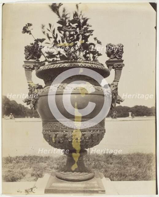 Versailles, Vase par Ballin, 1903. Creator: Eugene Atget.