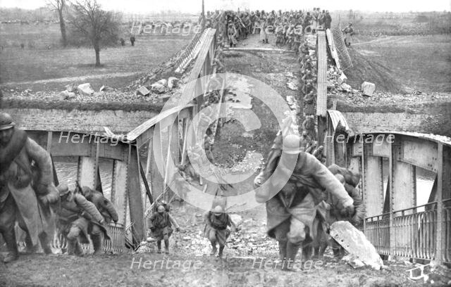 'Sur la route de Saint-Quentin; Le passage par nos troupes d'un pont detruit par l'ennemi sur le can Creator: Unknown.