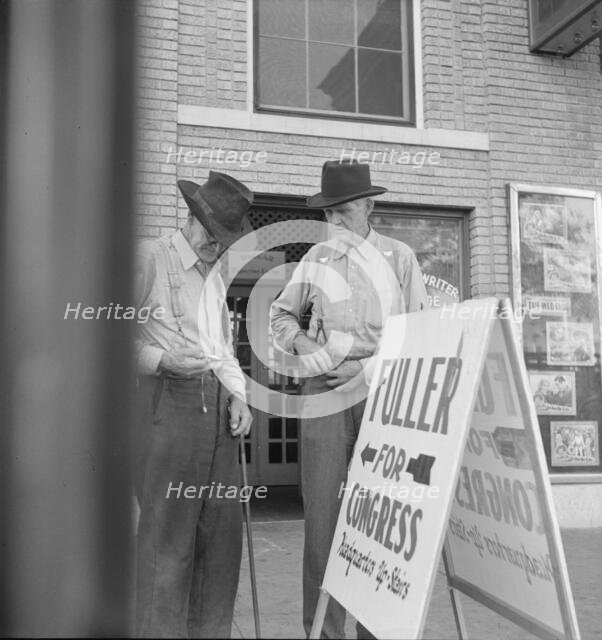 On the town square, Fayetteville, Arkansas , 1938. Creator: Dorothea Lange.