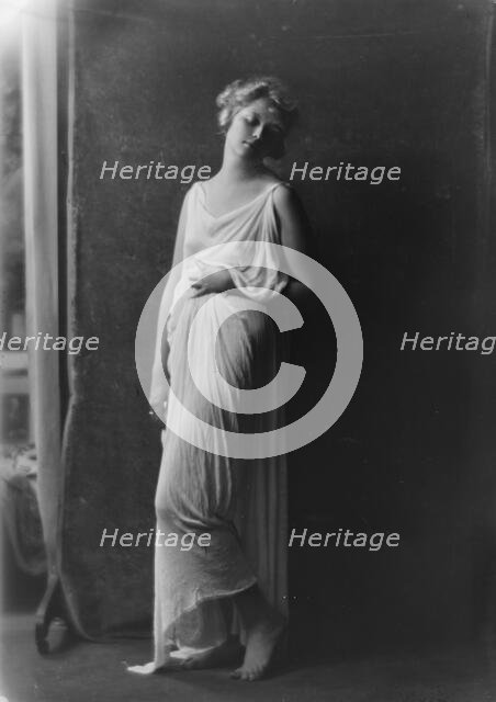 Florence Noyes dancers, between 1915 and 1918. Creator: Arnold Genthe.