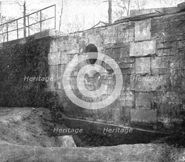 'Quelques Points de Chute; Sur la terrasse de l'Orangerie aux Tuileries: par canon..., 1918. Creator: Unknown.