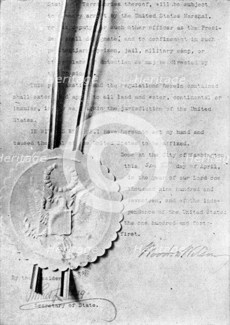 'L'Etat de Guerre aux Etats-Unis; La derniere page de la proclamation de la guerre avec... 1917. Creator: Unknown.