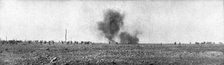 'L'Attaque Britannique du 25 septembre 1916; De gros projectiles ennemis eclatent sur le centre d'un Creator: Unknown.