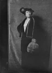 Bauman, E.F., Mrs., portrait photograph, not before 1916. Creator: Arnold Genthe.