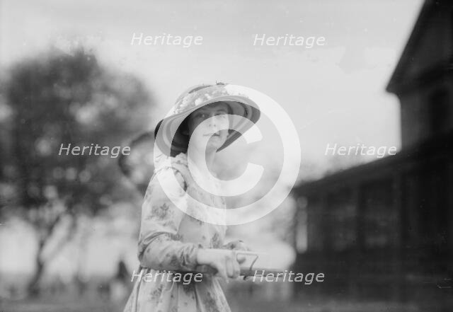 Cigarette girl, Governor's Isl'd [i.e., Island], between c1910 and c1915. Creator: Bain News Service.