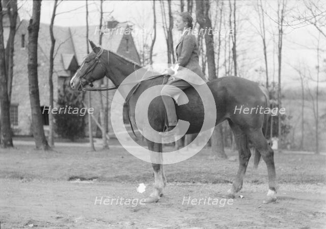 Manners, Alice G., Mrs., on horseback, between 1936 and 1942. Creator: Arnold Genthe.