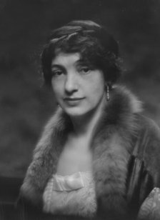 Putnam, Alice, Miss, portrait photograph, 1913. Creator: Arnold Genthe.