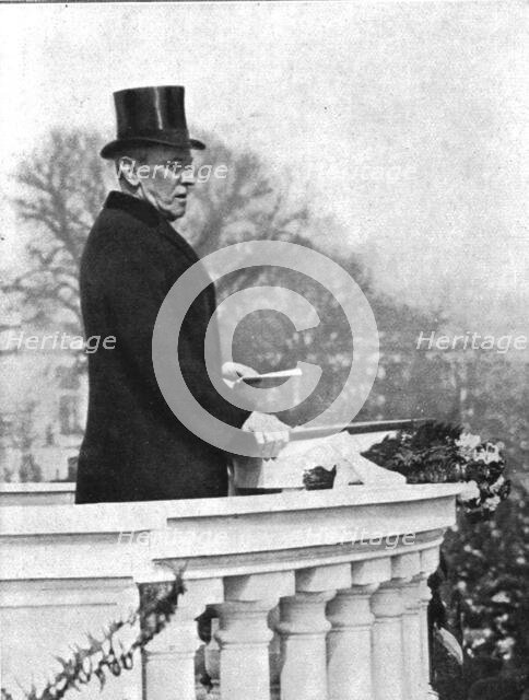'L'Etat de Guerre aux Etats-Unis; Le president Wilson, un mois auparavant, le 5 mars 1917... Creator: Unknown.